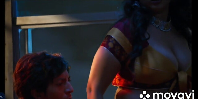 Sexy Bhabi Seducing In Bus